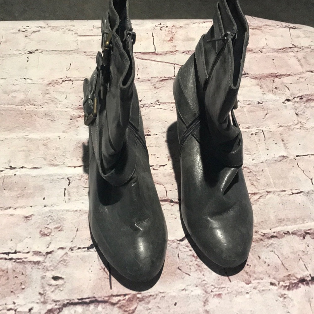 Grey Pink Duchess booties with 3-straps/buckles